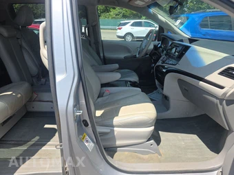 2014 Toyota Sienna LE 8-Passenger 119.3" WB - miniatura 8