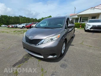 2014 Toyota Sienna LE 8-Passenger 119.3" WB