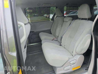 2014 Toyota Sienna LE 8-Passenger 119.3" WB - miniatura 10