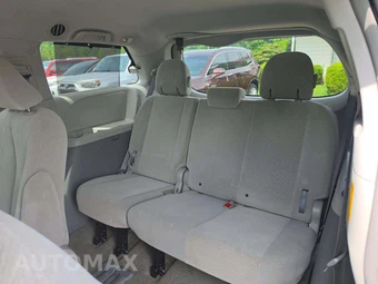 2014 Toyota Sienna LE 8-Passenger 119.3" WB - miniatura 11