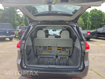 2014 Toyota Sienna LE 8-Passenger 119.3" WB - miniatura 12