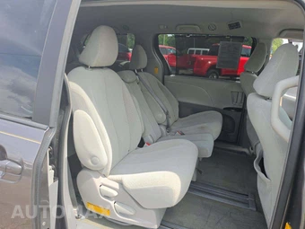 2014 Toyota Sienna LE 8-Passenger 119.3" WB - miniatura 14