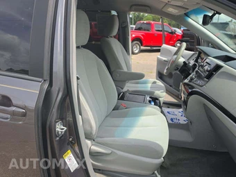 2014 Toyota Sienna LE 8-Passenger 119.3" WB - miniatura 16