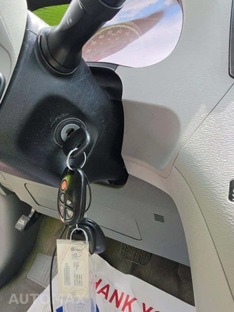 2014 Toyota Sienna LE 8-Passenger 119.3" WB - miniatura 5