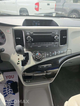 2014 Toyota Sienna LE 8-Passenger 119.3" WB - miniatura 7