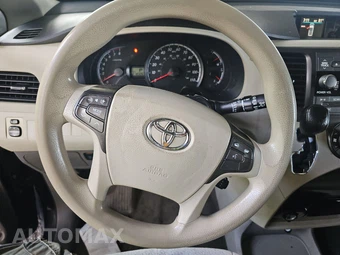 2014 Toyota Sienna LE 8-Passenger 119.3" WB - miniatura 10