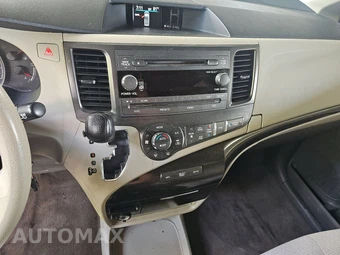 2014 Toyota Sienna LE 8-Passenger 119.3" WB - miniatura 11