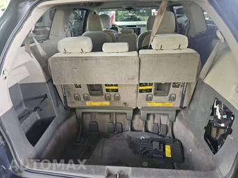 2014 Toyota Sienna LE 8-Passenger 119.3" WB - miniatura 17