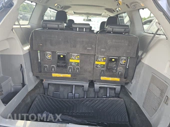 2014 Toyota Sienna SE 8-Passenger 119.3" WB - miniatura 17