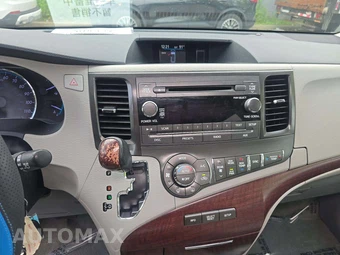 2014 Toyota Sienna XLE 7-Passenger 119.3" WB - miniatura 10