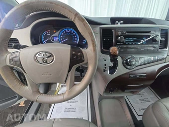 2014 Toyota Sienna XLE 7-Passenger 119.3" WB - miniatura 10