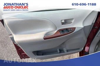 2014 Toyota Sienna XLE 7-Passenger 119.3" WB - miniatura 9