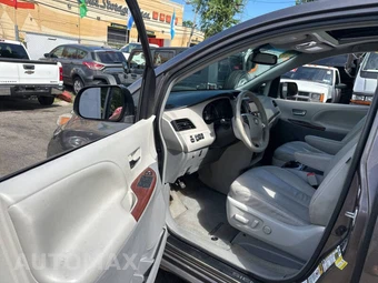 2014 Toyota Sienna XLE 7-Passenger 119.3" WB - miniatura 10