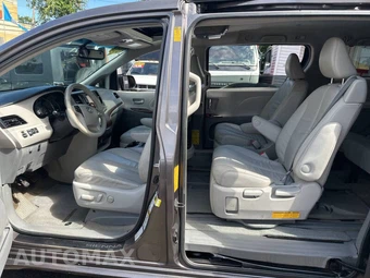 2014 Toyota Sienna XLE 7-Passenger 119.3" WB - miniatura 12