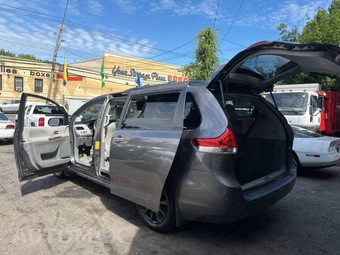 2014 Toyota Sienna XLE 7-Passenger 119.3" WB - miniatura 18