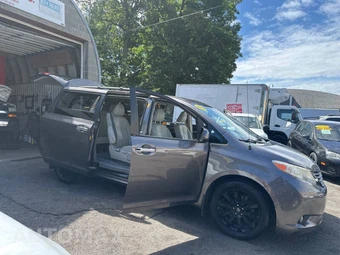 2014 Toyota Sienna XLE 7-Passenger 119.3" WB - miniatura 19