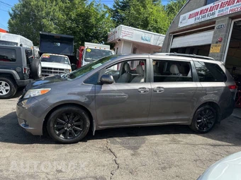2014 Toyota Sienna XLE 7-Passenger 119.3" WB - miniatura 4