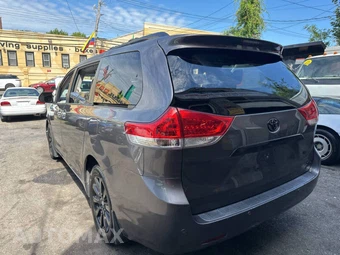 2014 Toyota Sienna XLE 7-Passenger 119.3" WB - miniatura 8