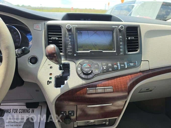 2014 Toyota Sienna XLE 8-Passenger 119.3" WB - miniatura 7