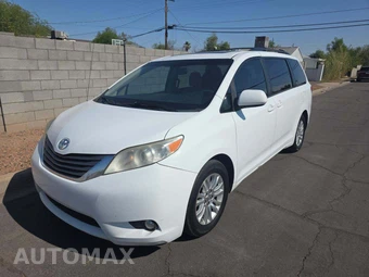 2014 Toyota Sienna XLE 8-Passenger 119.3" WB