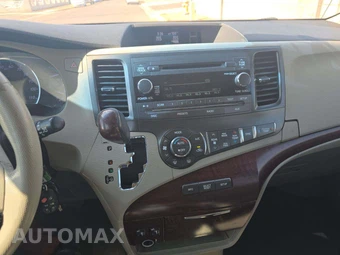2014 Toyota Sienna XLE 8-Passenger 119.3" WB - miniatura 10
