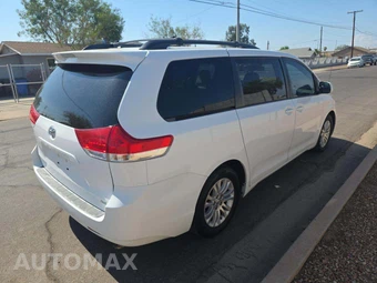 2014 Toyota Sienna XLE 8-Passenger 119.3" WB - miniatura 3