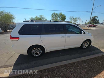 2014 Toyota Sienna XLE 8-Passenger 119.3" WB - miniatura 4