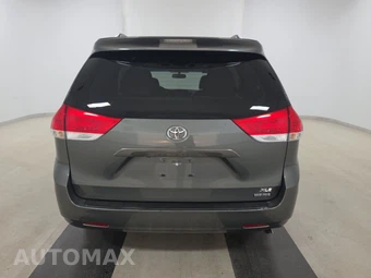 2014 Toyota Sienna XLE 8-Passenger 119.3" WB - miniatura 5