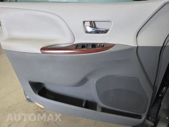 2014 Toyota Sienna XLE 8-Passenger 119.3" WB - miniatura 9