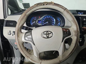 2014 Toyota Sienna XLE 8-Passenger 119.3" WB - miniatura 10