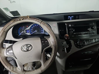 2014 Toyota Sienna XLE 8-Passenger 119.3" WB - miniatura 11