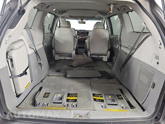 2014 Toyota Sienna XLE 8-Passenger 119.3" WB - miniatura 16