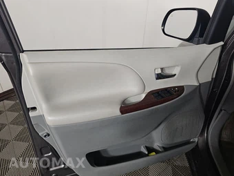 2014 Toyota Sienna XLE 8-Passenger 119.3" WB - miniatura 9