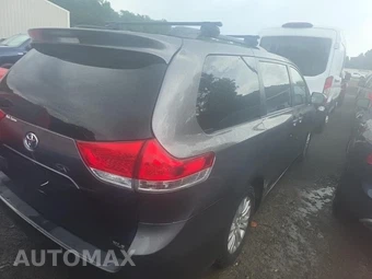 2014 Toyota Sienna XLE 8-Passenger 119.3" WB - miniatura 4