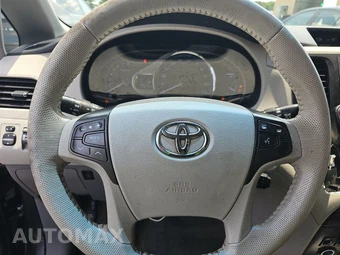 2014 Toyota Sienna XLE 8-Passenger 119.3" WB - miniatura 10