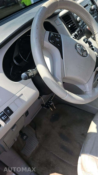2014 Toyota Sienna XLE 8-Passenger 119.3" WB - miniatura 34
