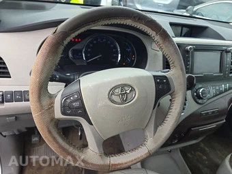 2014 Toyota Sienna XLE 8-Passenger 119.3" WB - miniatura 10