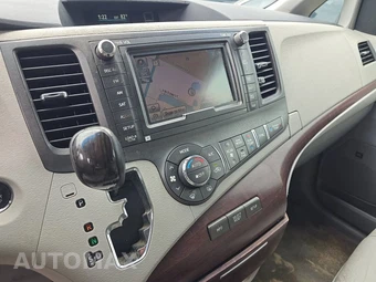 2014 Toyota Sienna XLE 8-Passenger 119.3" WB - miniatura 11