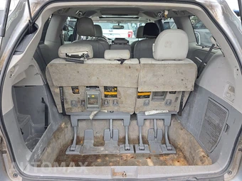 2014 Toyota Sienna XLE 8-Passenger 119.3" WB - miniatura 17