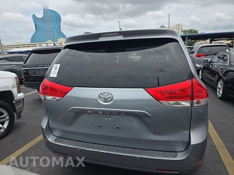 2014 Toyota Sienna XLE 8-Passenger 119.3" WB - miniatura 5