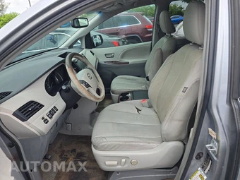 2014 Toyota Sienna XLE 8-Passenger 119.3" WB - miniatura 7