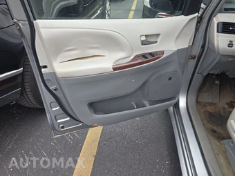 2014 Toyota Sienna XLE 8-Passenger 119.3" WB - miniatura 9