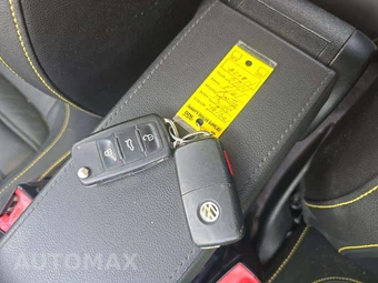 2014 Volkswagen Beetle GSR Hatchback – miniatura 4