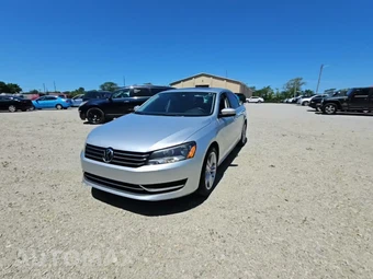 2014 Volkswagen Passat 1.8T SE w/Sunroof & Navigation