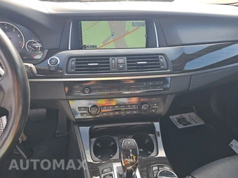 2015 BMW 5 Series Sedan 550i - miniatura 11