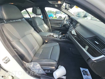 2015 BMW 5 Series Sedan 550i - miniatura 8