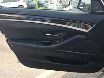 2015 BMW 5 Series Sedan 550i - miniatura 9