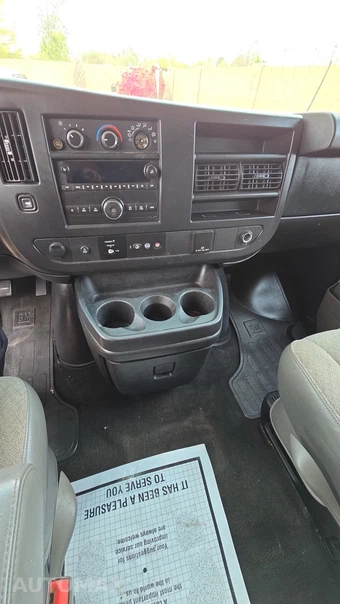 2015 Chevrolet Express 2500 Passenger Van LT 1LT 135.0" WB - miniatura 8