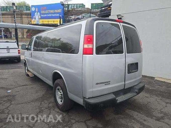 2015 Chevrolet Express 3500 Passenger Van LS 1LS 155.0" WB - miniatura 2