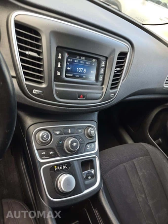 2015 Chrysler 200 Limited – miniatura 10